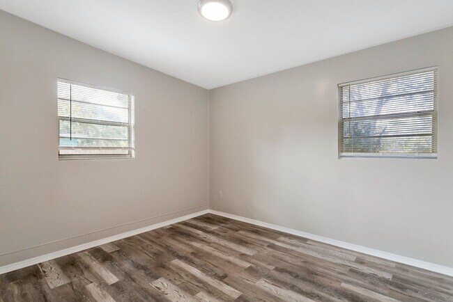 Building Photo - Large 3bdrm/2bath Home with garage & carpo...