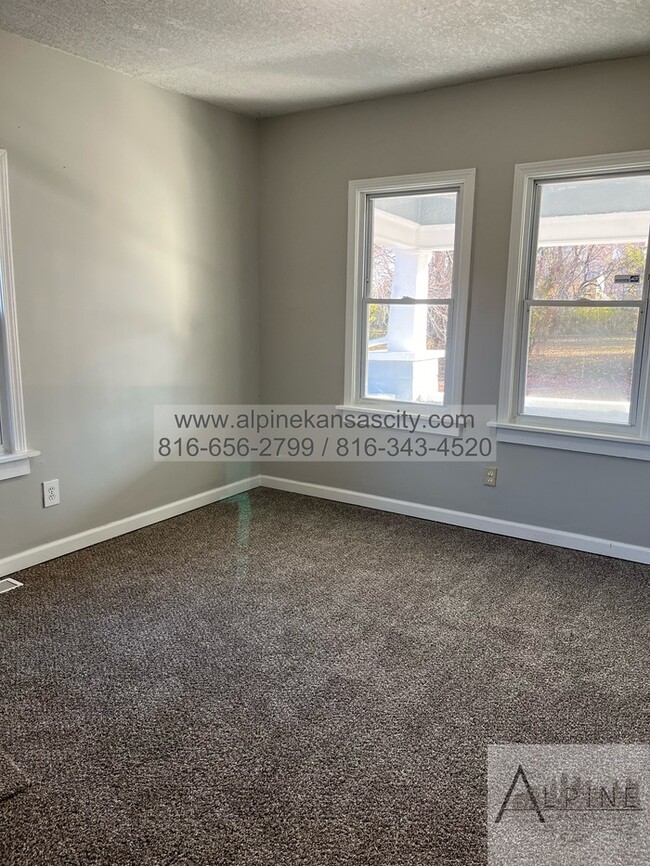 Building Photo - Spacious Upstairs Loft!
