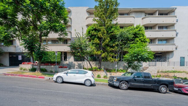 Building Photo - 11645 Montana Ave