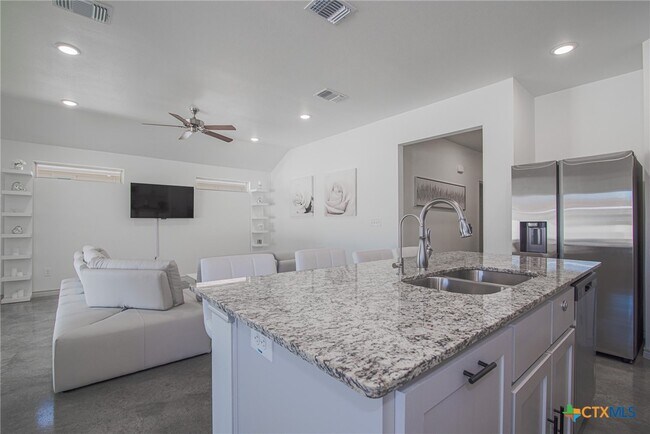 Building Photo - 765 Freedom Cir