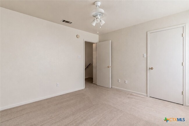 Building Photo - 102 E Robin Ln