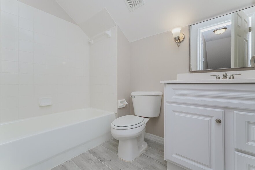 Building Photo - 6637 Summer Haven Dr