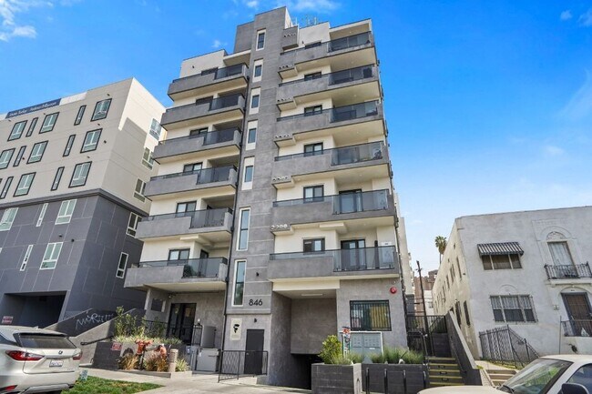 Building Photo - 846 S Mariposa Ave