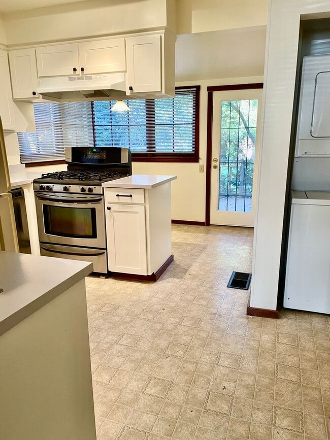 Building Photo - 2423 D St