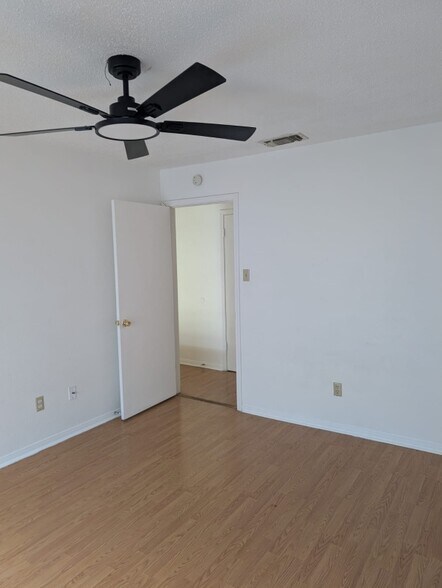 Building Photo - 1805 Cedarhill Dr