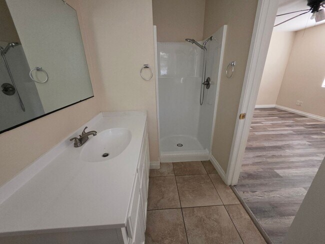 Building Photo - Two Bedroom Two Bathroom Duplex in Hemet!