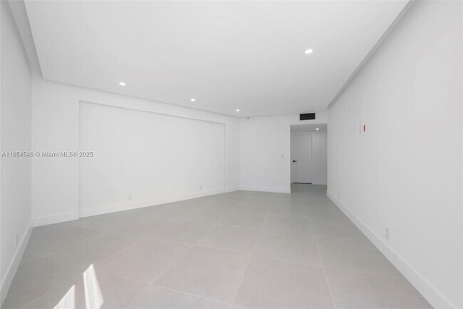 Building Photo - 20281 E Country Club Dr