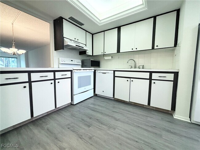 Building Photo - 2264 Winkler Ave