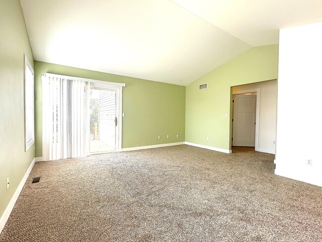 Building Photo - 460 Fox Ln