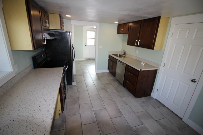 Building Photo - Spacious 3-Bedroom, 2-Bath Apartment for R...