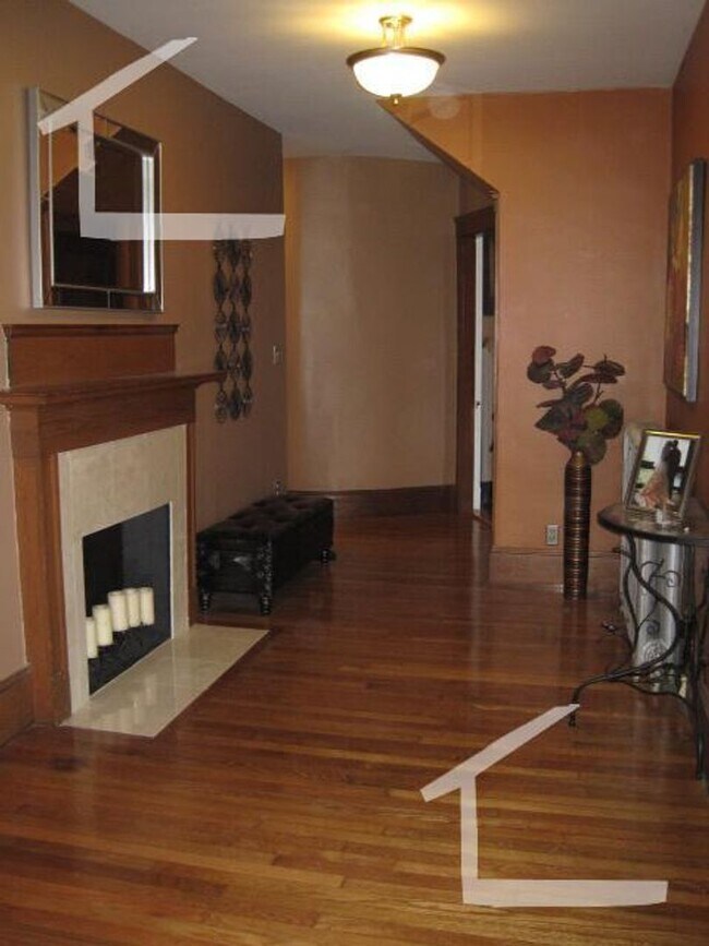 Building Photo - 9/1 Spacious 3BR with balcony, w/d in unit...