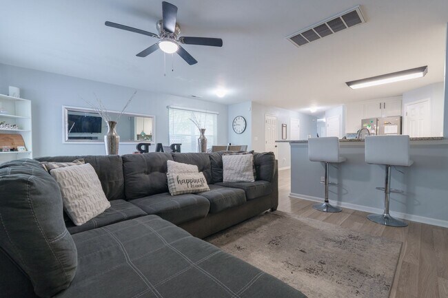 Building Photo - MOVE IN READY 3 Bedroom in the Heart of No...