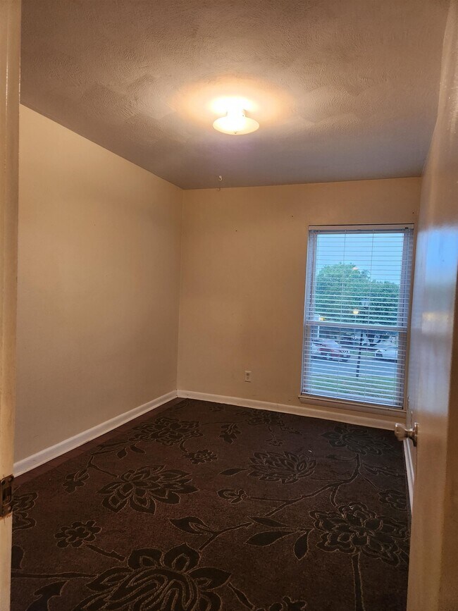 Building Photo - 1394 Bradley Dr