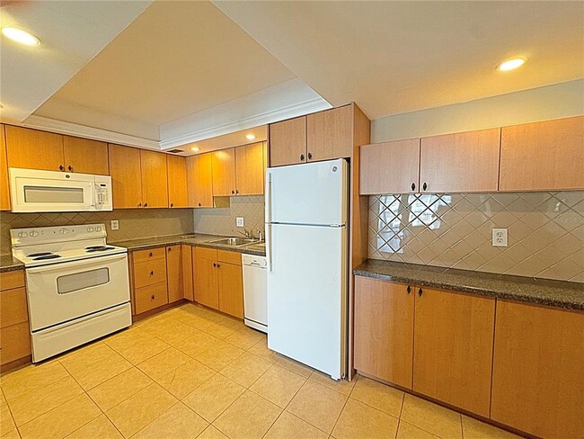 Building Photo - 851 Bayway Blvd