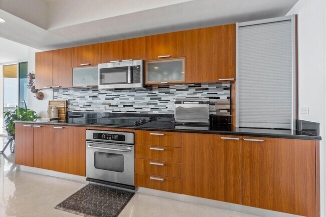 Building Photo - 2650 Lake Shore Dr