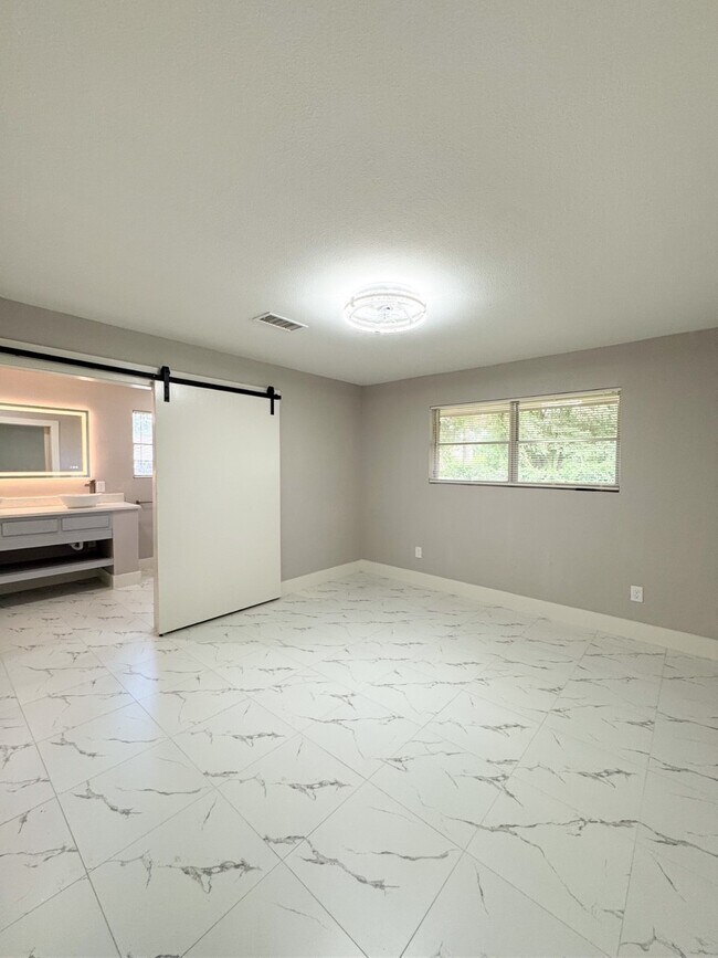Building Photo - 17903 Wild Oak Dr