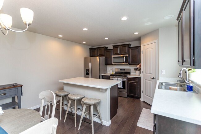 Building Photo - Bright & Beautiful 4BD Home in Lorson Ranc...