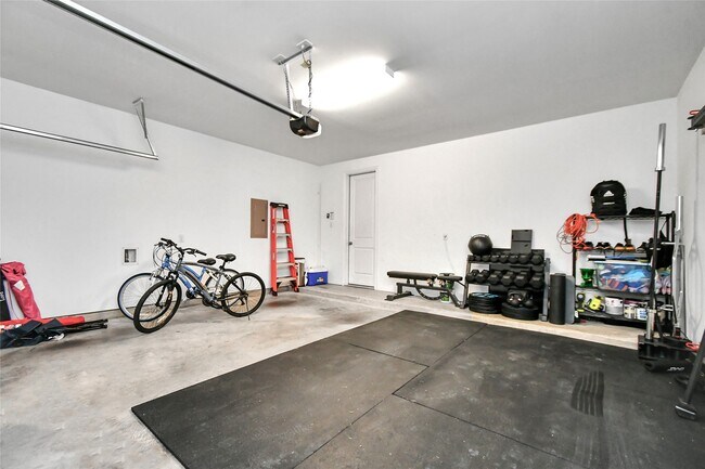 Building Photo - 11012 Mikula Dr