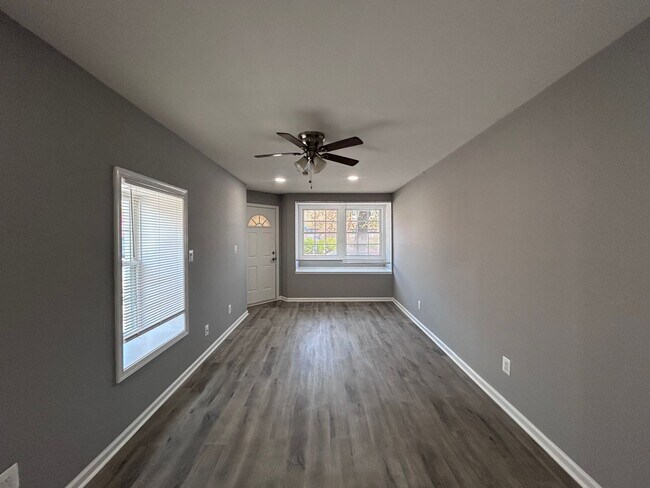 Building Photo - Baltimore - 2 + Den Bedrooms and 1.5 baths Available!
