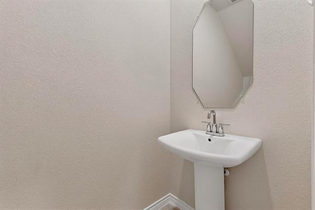 Building Photo - 740 Thorn Crk Dr