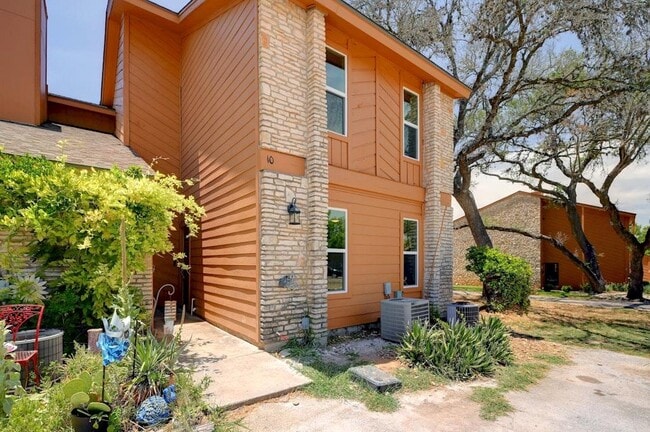 Building Photo - 10 Cypress Fairway Village