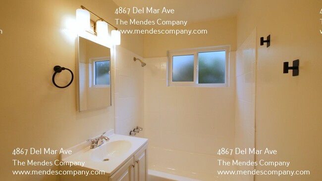 Building Photo - 4867 Del Mar Ave