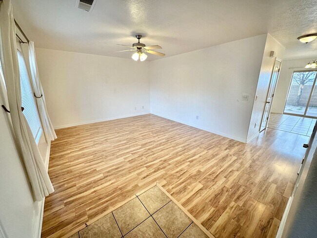 Building Photo - 3 Bedroom End Unit Townhome!