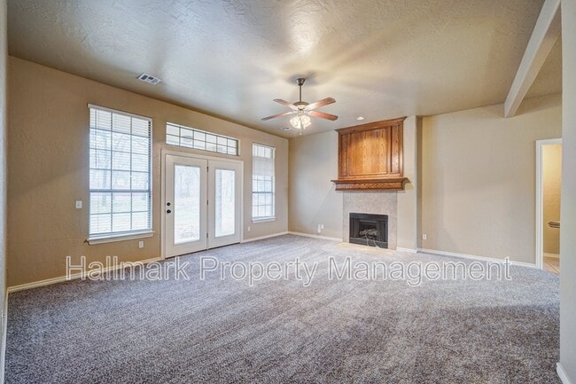 Building Photo - 1042 Hidden Oaks Way