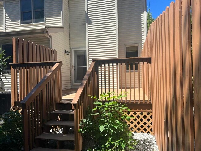Building Photo - 5 S Thompson Dr