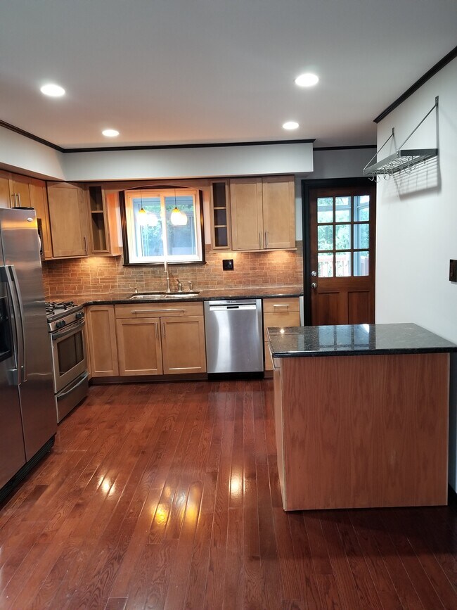 Building Photo - 445 W 6th Ave