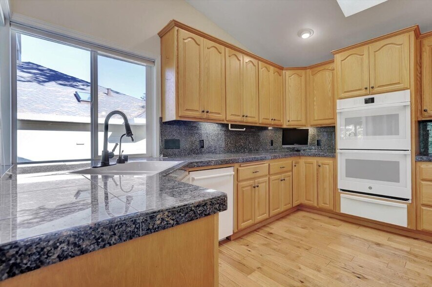 Kitchen - 18527 Jayhawk Dr