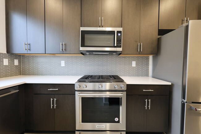 Building Photo - Gorgeous 2 Story Townhome in the Heart of ...