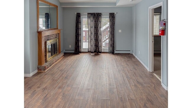 Building Photo - 3bed/3bath Renovated Townhome with Garage (Heat Included)