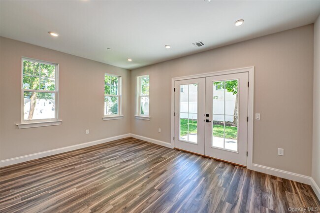 Building Photo - 1 Conklin St