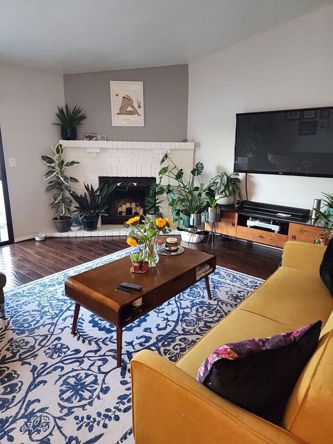 Building Photo - Adorable 2/2 Pocket Area Half-Plex!  PLEAS...