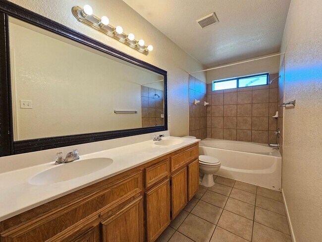 Building Photo - AVAILABLE NOW!