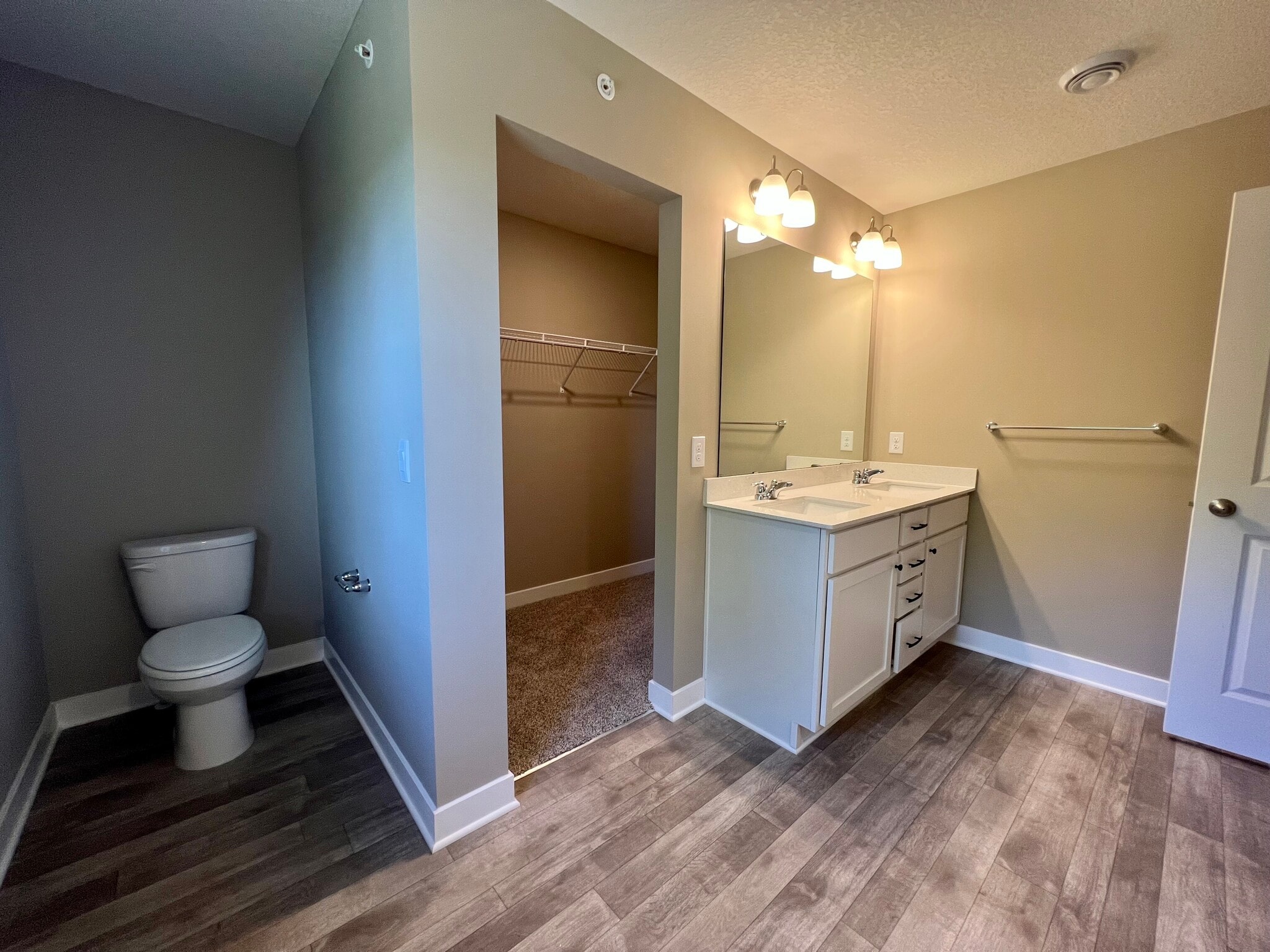Large master bathroom and walk-in closet - 13853 Kaylemore Trl