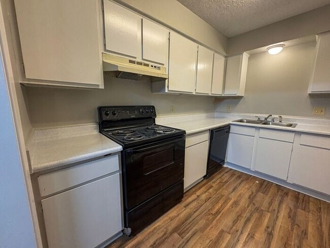 Building Photo - 3 Bedroom 2 Bath *Upstairs* Apartment in S...