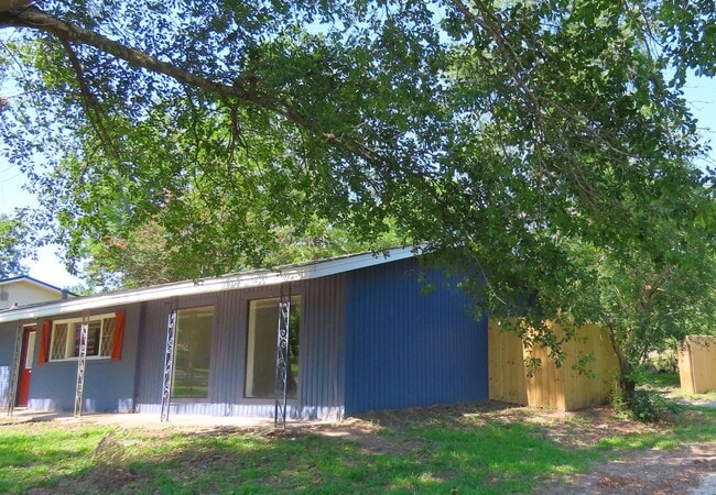 Building Photo - Lindale ISD, Spacious 3 Bedroom, 1 Bath House