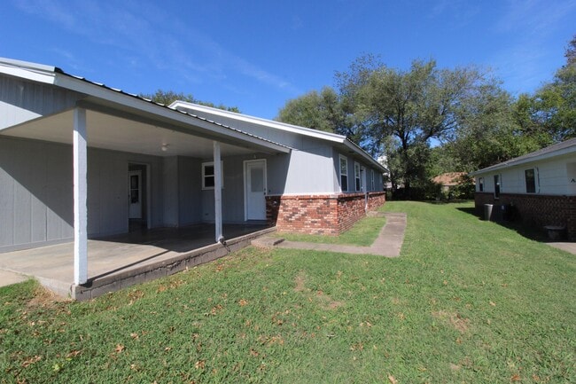 Building Photo - 1908 Sycamore Pl