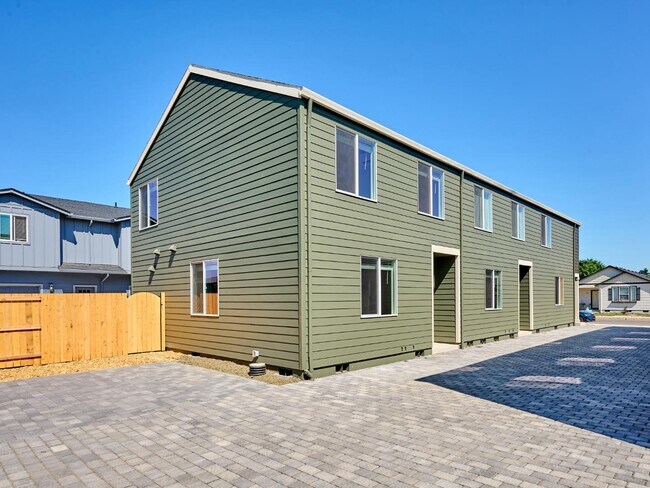 Building Photo - 106 28th Ave SE