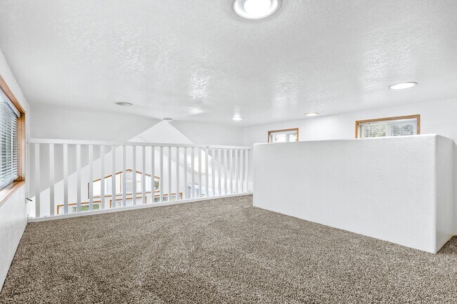 Building Photo - 1 Bed + 1 Bath +  IN THE PLEASURE POINT AREA OF SANTA CRUZ. $2300 Per Month