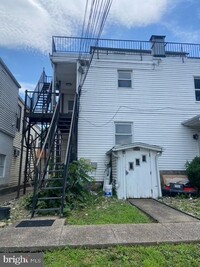 Building Photo - 429 Bridge St
