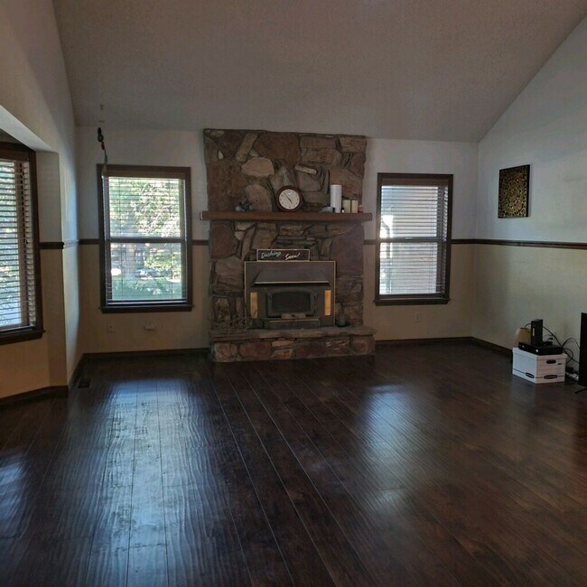 Building Photo - Beautiful home on Skyline Drive
