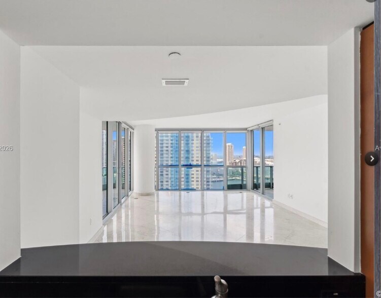 Building Photo - 1300 Brickell Bay Dr