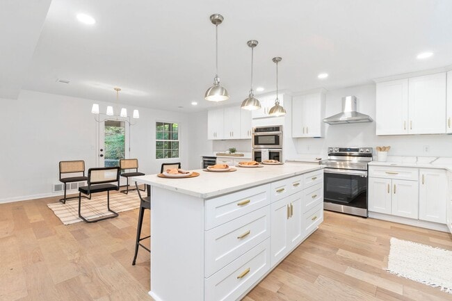 Building Photo - Beautifully Renovated 5 Bed/3 Bath Farmhouse in Upper St. Clair - Available Early June!