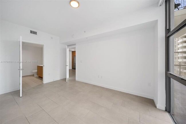 Building Photo - 2150 N Bayshore Dr