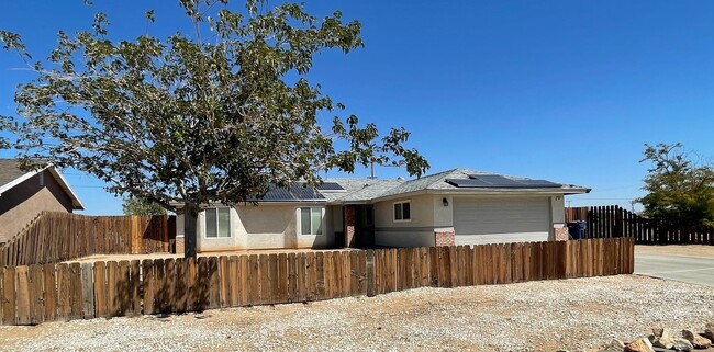 Building Photo - Desert Views and All SOLAR!!!!