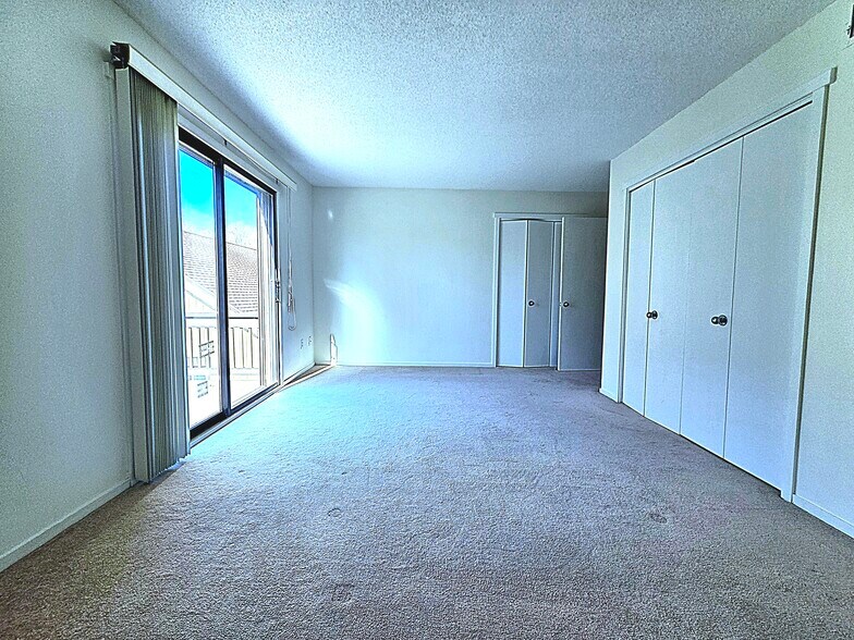 Building Photo - 563 Heritage Vlg