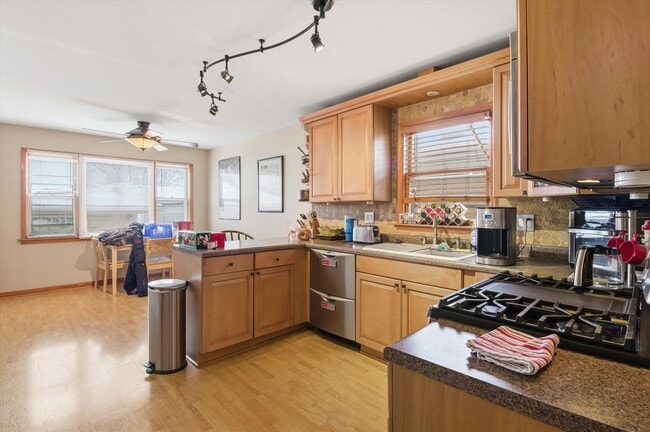 Building Photo - 5363 N Mont Clare Ave